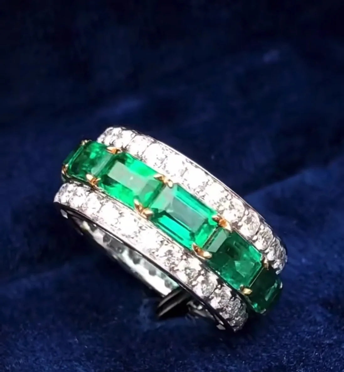Jewelryhaven720™  An exquisite 925 sterling silver ring with a unique character and luxurious emerald shine.