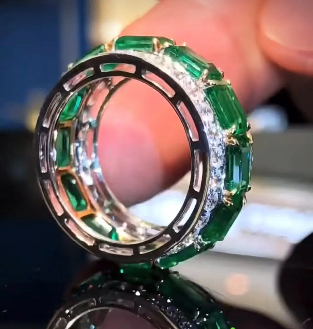 Jewelryhaven720™  An exquisite 925 sterling silver ring with a unique character and luxurious emerald shine.